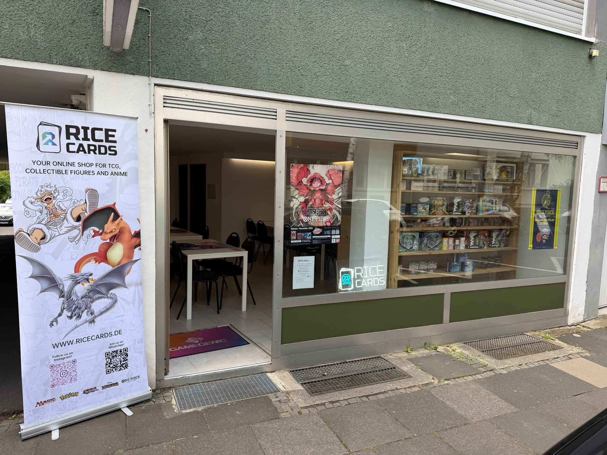Ladenfront von Rice Cards in der Von-Sandt-Straße 3, Bonn-Beuel, mit Eingang, Schaufenster und Aufsteller