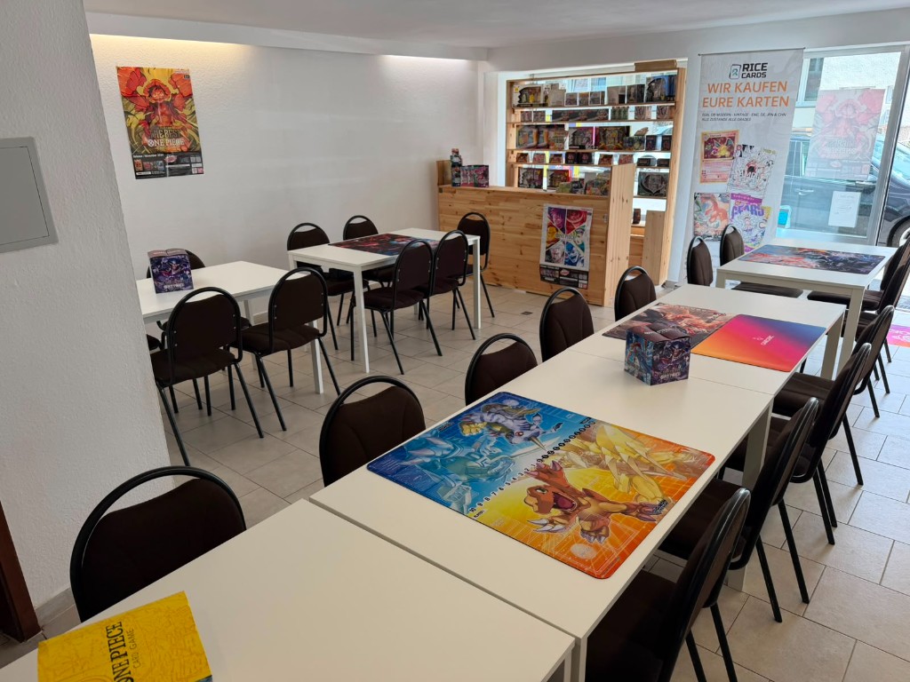 Innenansicht von Rice Cards mit Spieltischen, Playmats und Theke